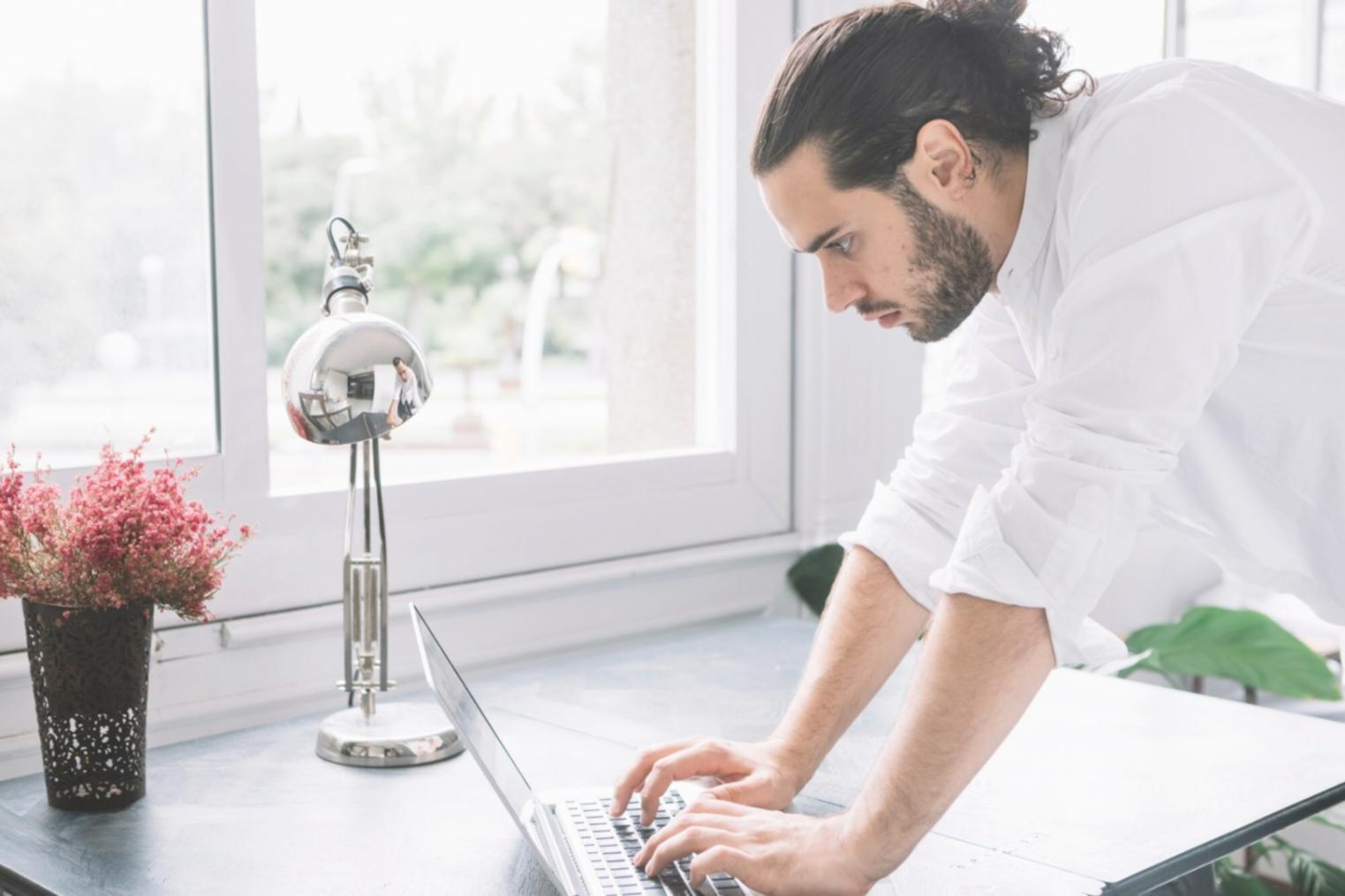 Session de formation financière - participants en réflexion