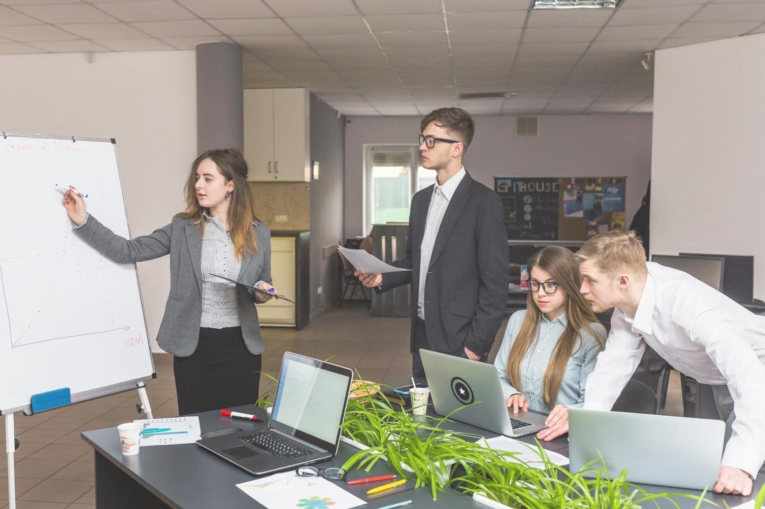 Bureau moderne avec espace de travail collaboratif pour consultations financières